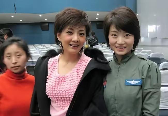 演员牛莉和烈士余旭，一张罕见的合影，这张照片拍摄于2010年春节前夕，地点在北京