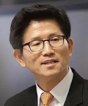 最强草根出现了，他就是韩国雇佣劳动部长金文洙，比韩德洙小2岁，72岁的他堪称