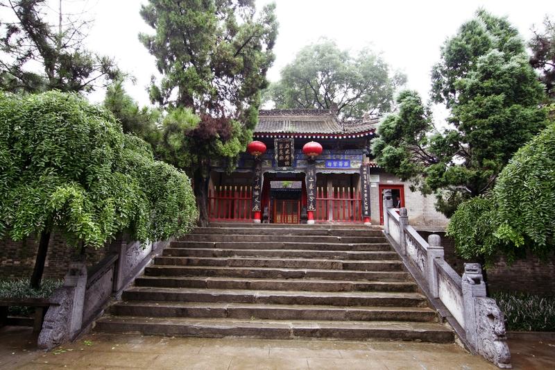 都说“卧龙凤雏，得一可安天下”，刘备俩都有了，却难成霸业。其实这背后原因不少。