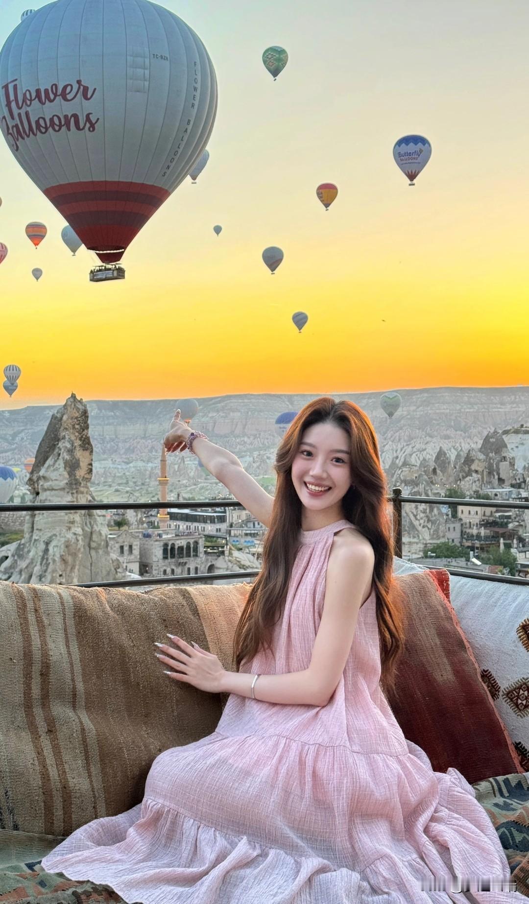 日落时分，热气球下的少女，笑靥如花。