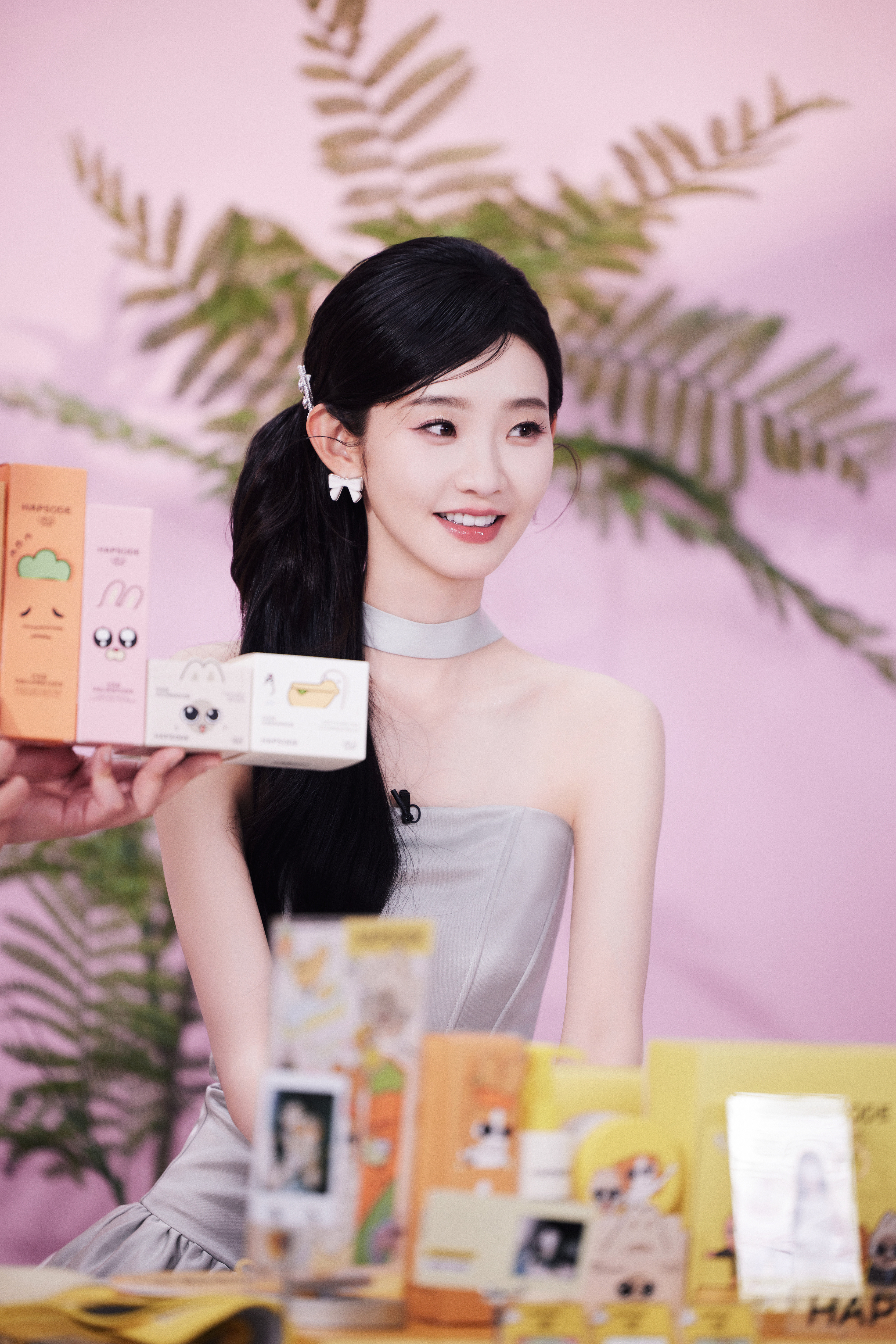 张艺凡. 温婉灵动，明媚嫣然