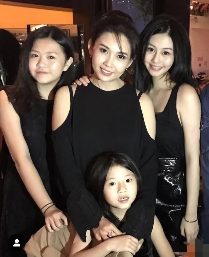 女神邱淑贞与她的三位宝贝女儿众人皆言，大女儿沈月与妈妈最为相像，如今沈月已进军