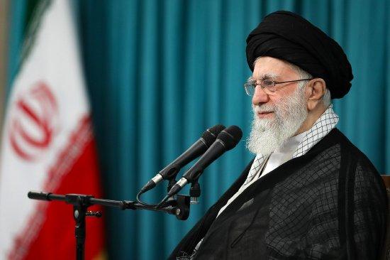 伊朗最高领袖官邸遭围攻，武装分子试图刺杀哈梅内伊，有100多人被打死！到底是西