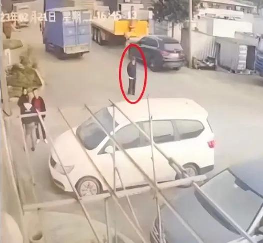 撞倒95岁老人，赔了60万，还得坐牢？广东阳江这起案子，最近炸锅了！司机梁某