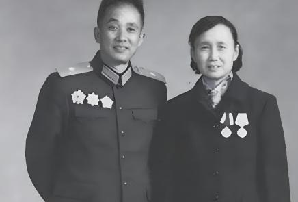 1947年，一位解放军师长大腿根部中弹住院，19岁女护士来换药，他竟涨红了脸吼道
