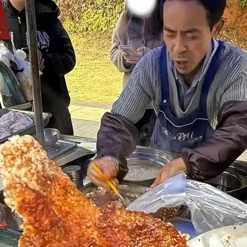 鸡排哥现在火的是一塌糊涂，根本炸不完，好多人懂得流量密码近日江西景德镇“鸡排哥