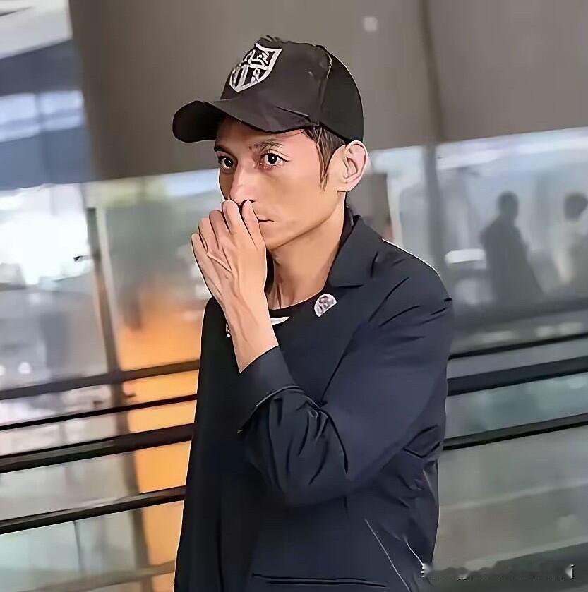 感觉现在看起来他有一种老人味儿，才49岁就这样老态龙钟的，看起来好像50多岁的男