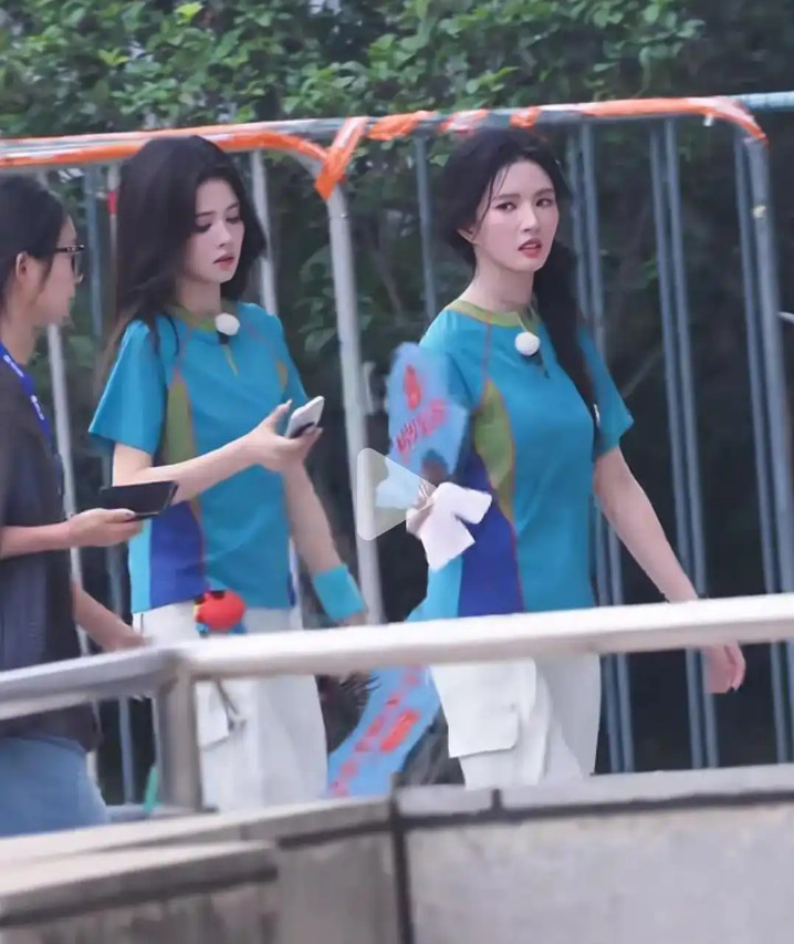 同样的综艺，一个热汗如雨，一个妆容精致​​​