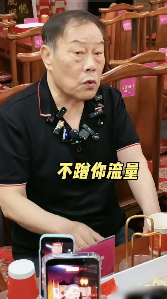 郭德纲一句脏字没吐，就让天天咬他的杨家兄弟内讧了。杨议在直播间上蹿下跳，一口一个小黑胖死命蹭，老郭根