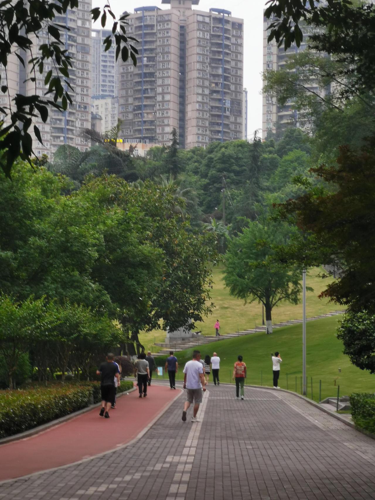 告诉大家一个好消息，如果你现在去买房的话是可以的，因为房价基本上已经处于止跌转涨