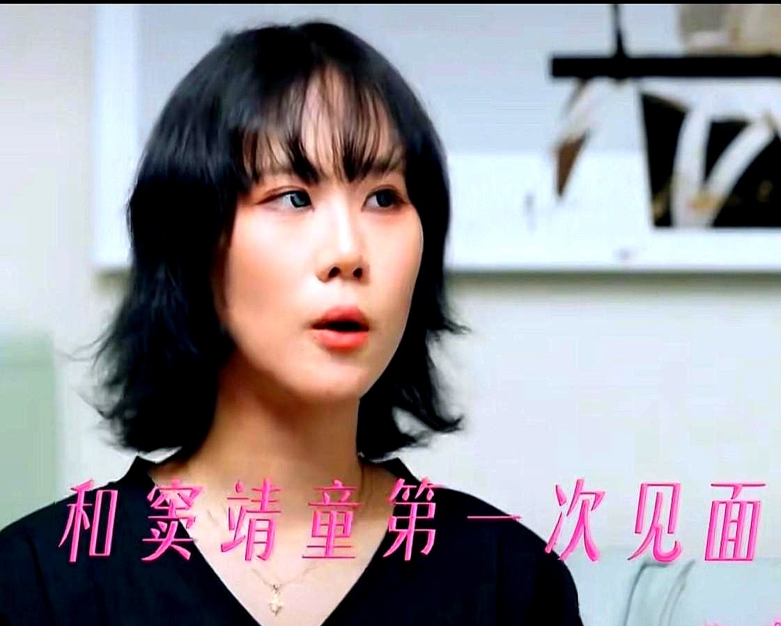 两个女孩死死盯着桌上的咖啡杯，手指无意识地抠着杯垫，谁也憋不出一句话。这是她们当了15年亲姐妹后的第