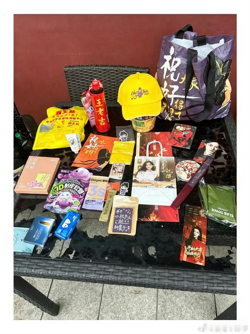 陈丽君戏曲顶流的线下号召力二十余年越剧女小生的舞台沉淀，让陈丽君自带难得的飒爽风