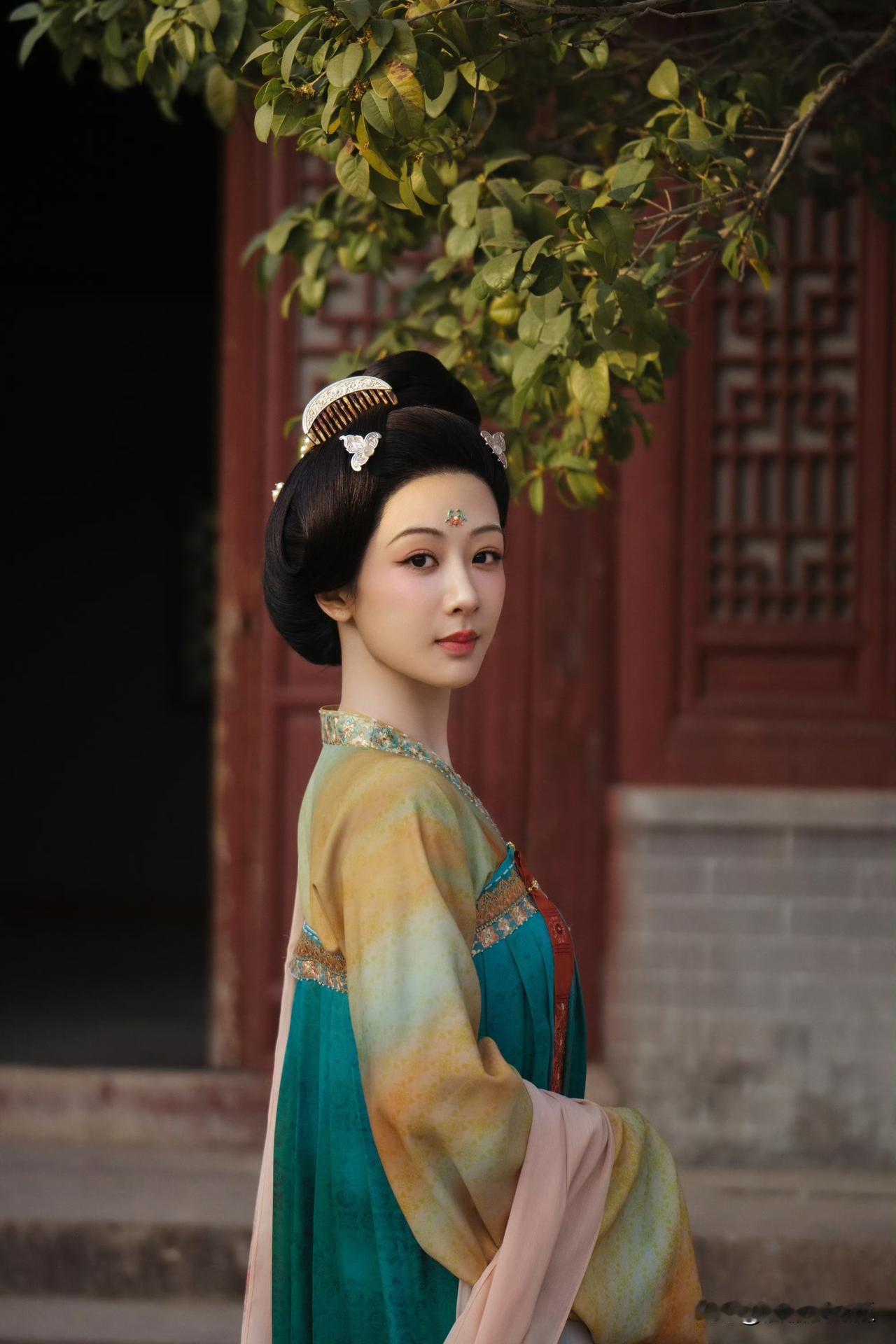 恭喜杨紫《国色芳华》获年度杰出剧集奖杨紫已经在悄悄告别偶像剧了，从国色芳华到
