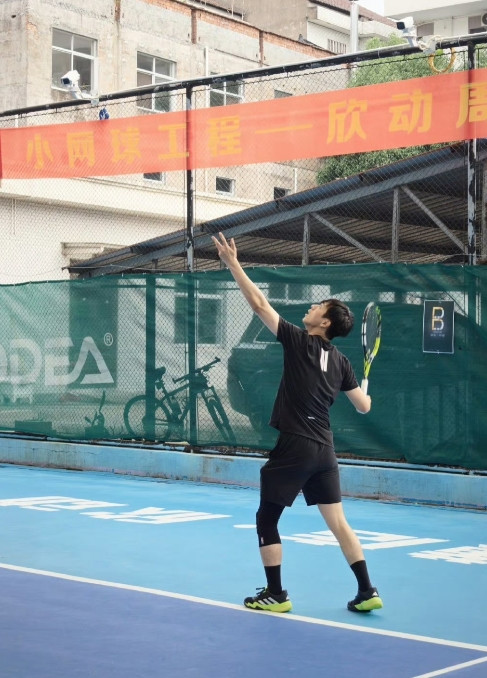 李现打网球太帅了！别人晒自拍，他晒摄影作品！别人晒精修图，他晒胡子拉碴四处