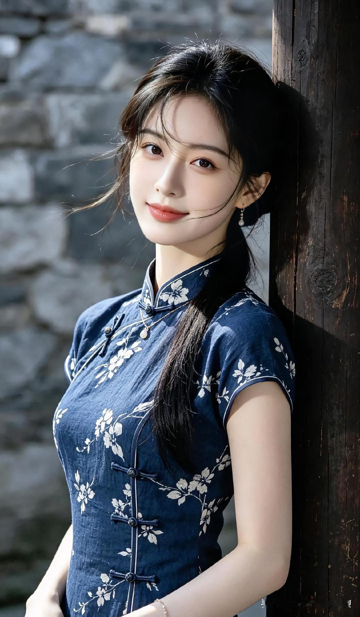 青石倚门，蓝白旗袍映花影。墨发轻挽，笑靥温婉如玉。古典雅致，宛若水墨丹青中走出的