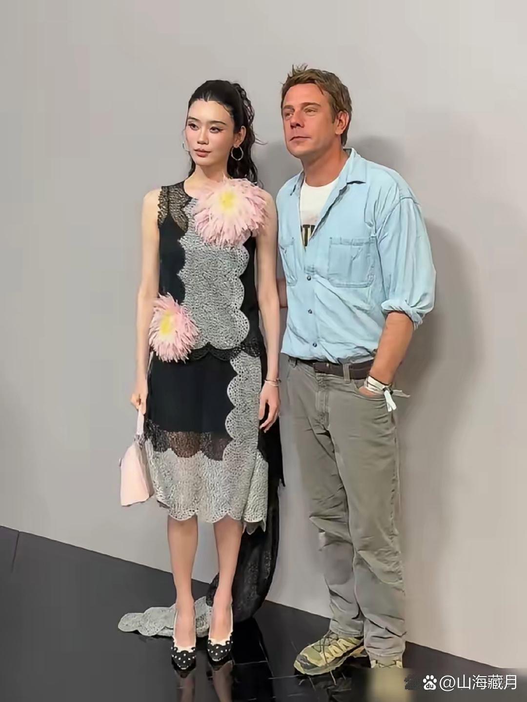 谷爱凌这条裙子，算是把普通人和精英的认知差距彻底暴露了。她穿的真丝长裙坐下就皱得不成样，和旁边的奚梦