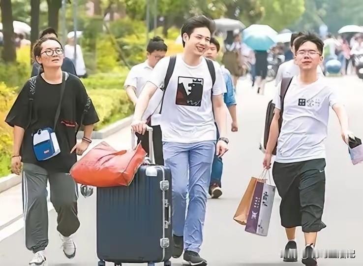 放暑假的学生，像不像我们大人放年假？