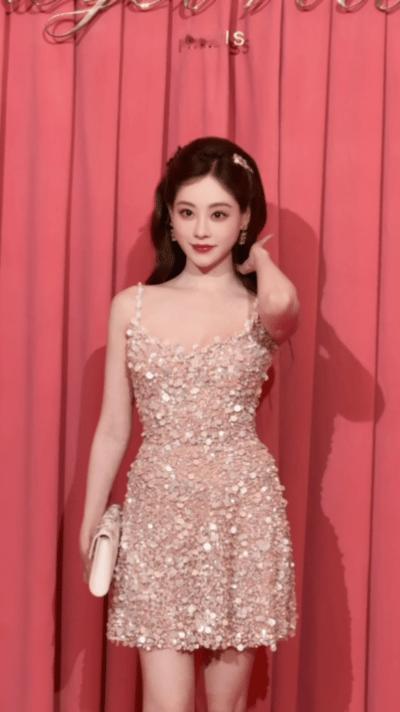 祝绪丹今天完全是千金大小姐来的祝绪丹又美到我了！碎钻吊带裙镶嵌满星河，花朵编发清
