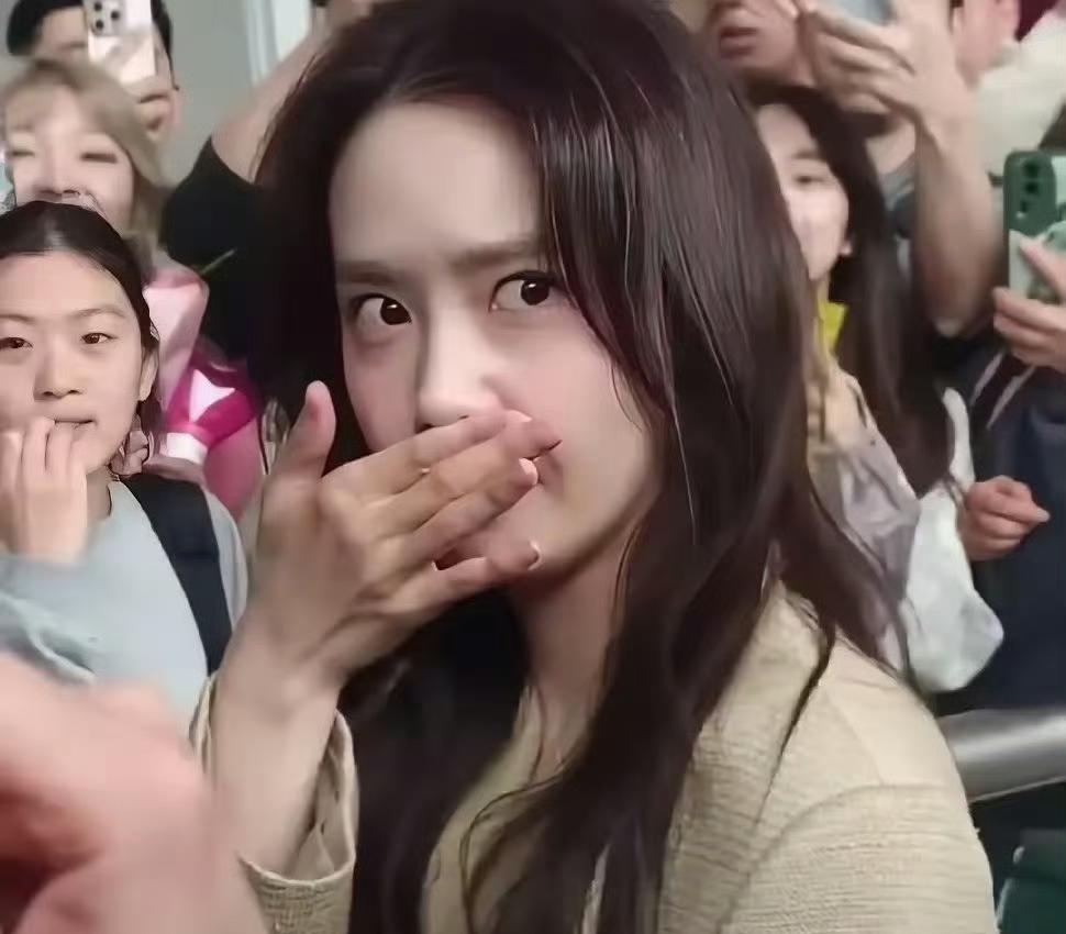 又一个韩国女星在上海机场被粉丝臭到了？？？今天韩国爱豆郑秀妍在上海机场被一