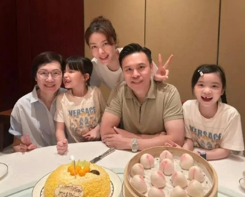 郭富城前女友熊黛林为48岁老公庆生，7岁女儿探头搞怪，寿桃蛋糕显心意！