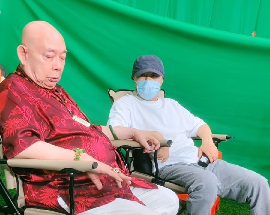 周星驰与黄一飞，女足片场聊天，一个铁头功、一个金刚腿，满满回忆，二人穿衣对比很亮