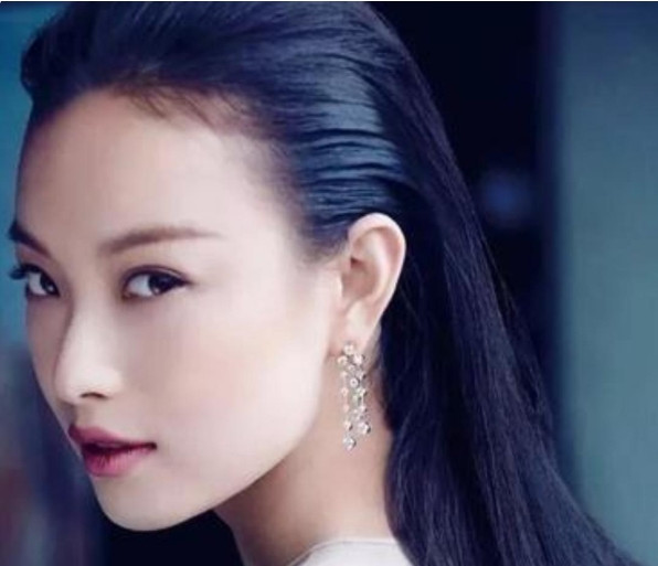 有一回，张艺谋问倪妮：“你愿不愿意跟我一起生活三年呀？”倪妮答应了，就跟着张艺谋