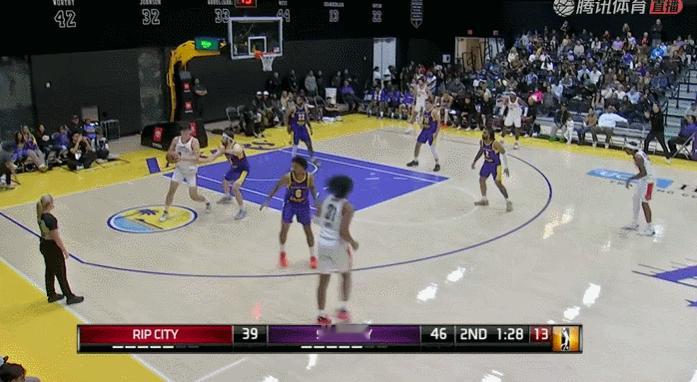 三人合围！杨瀚森享受包夹待遇！第二节1分24秒，杨瀚森持球单打时遭遇三人包夹