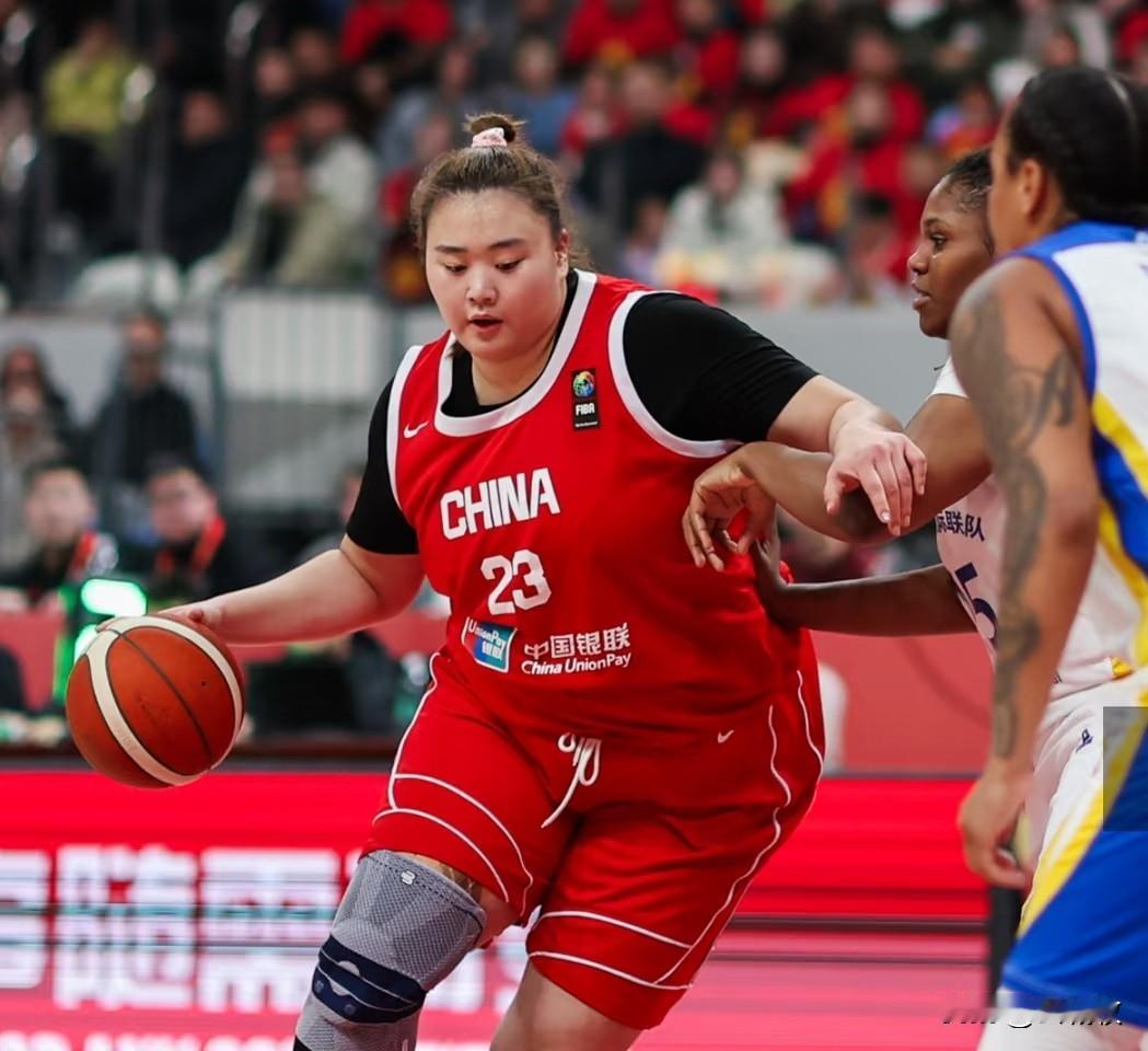 虽然作为首发中锋登场，但大宝贝留队前景依然不明朗！昨晚中国女篮和国际联队进行了