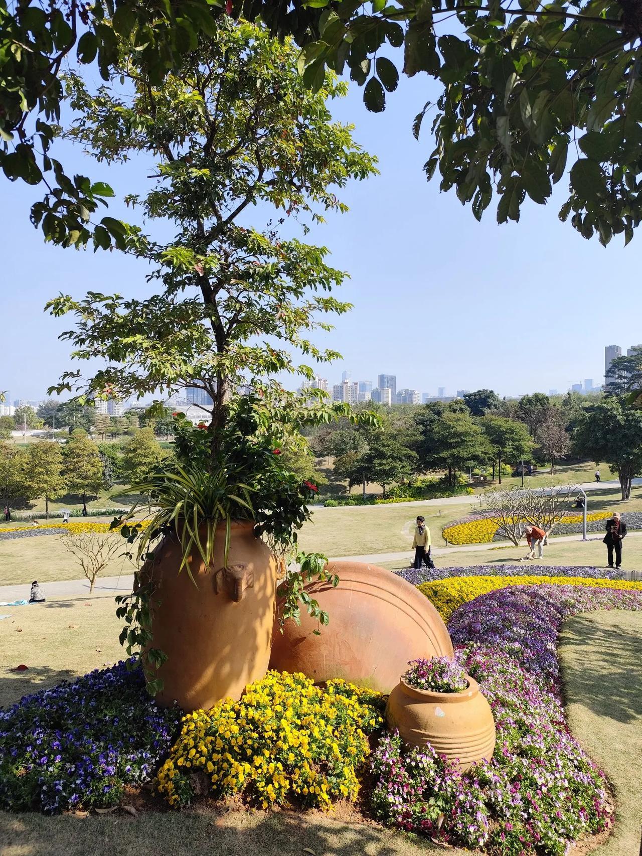 刚才一个七八岁的小男孩放学，兴高采烈地边走边唱，随手就把矿泉水瓶子扔到车来车往的