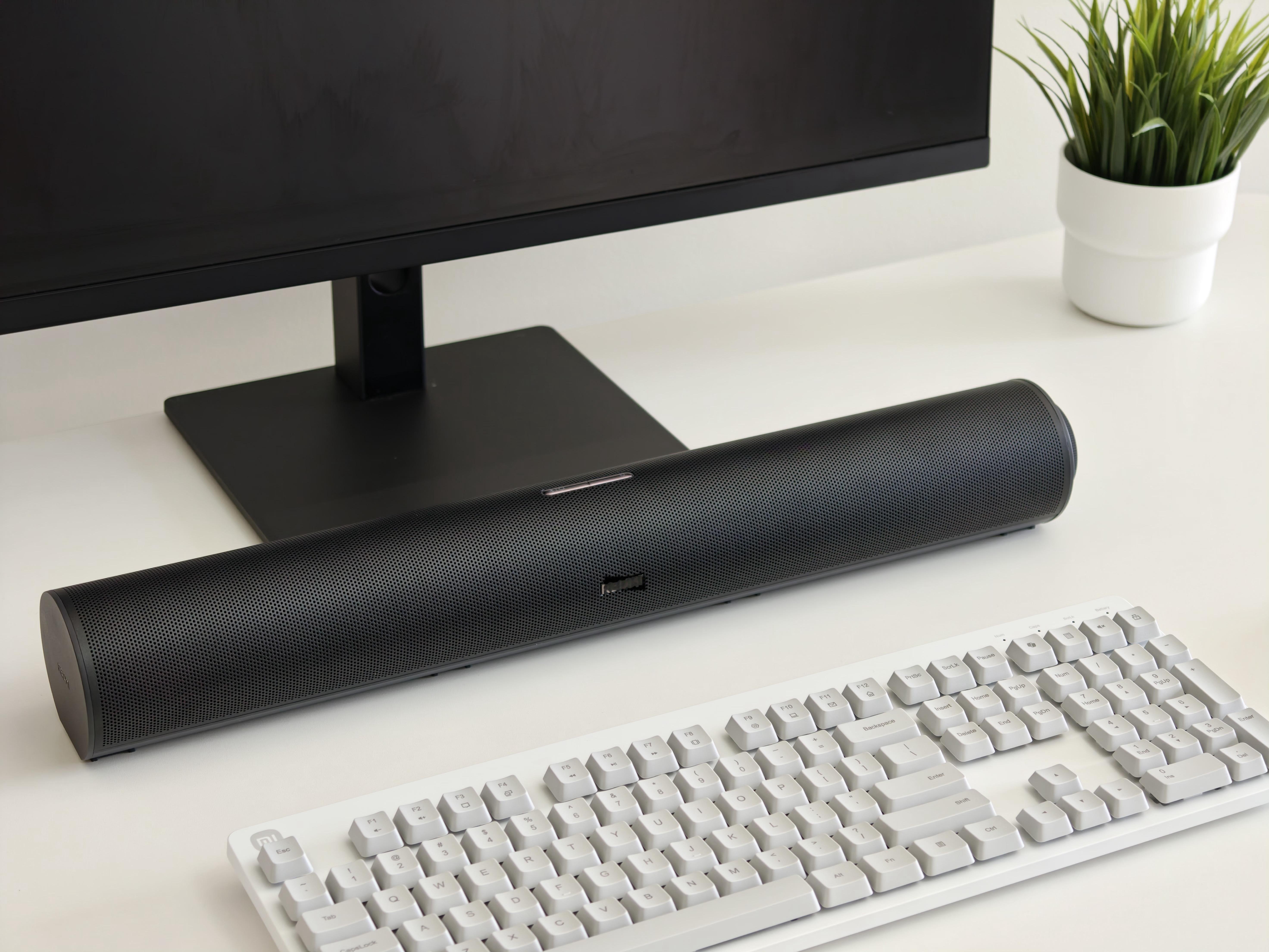 这是全新的REDMI电脑音箱2Pro，更强大的四单元桌面音箱！它拥有强大