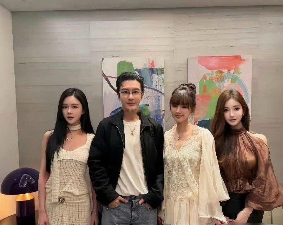 黄晓明的审美还真是统一啊，一直喜欢一个类型的女生