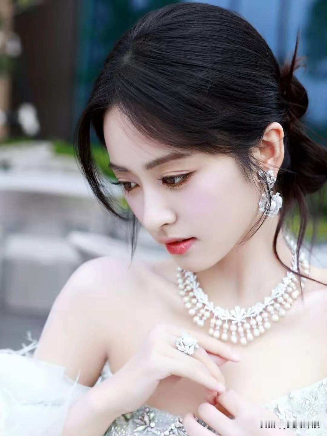 中国美学评论家如此评价演员沈月！这位评论家说沈月的美可用8个字来概括这8