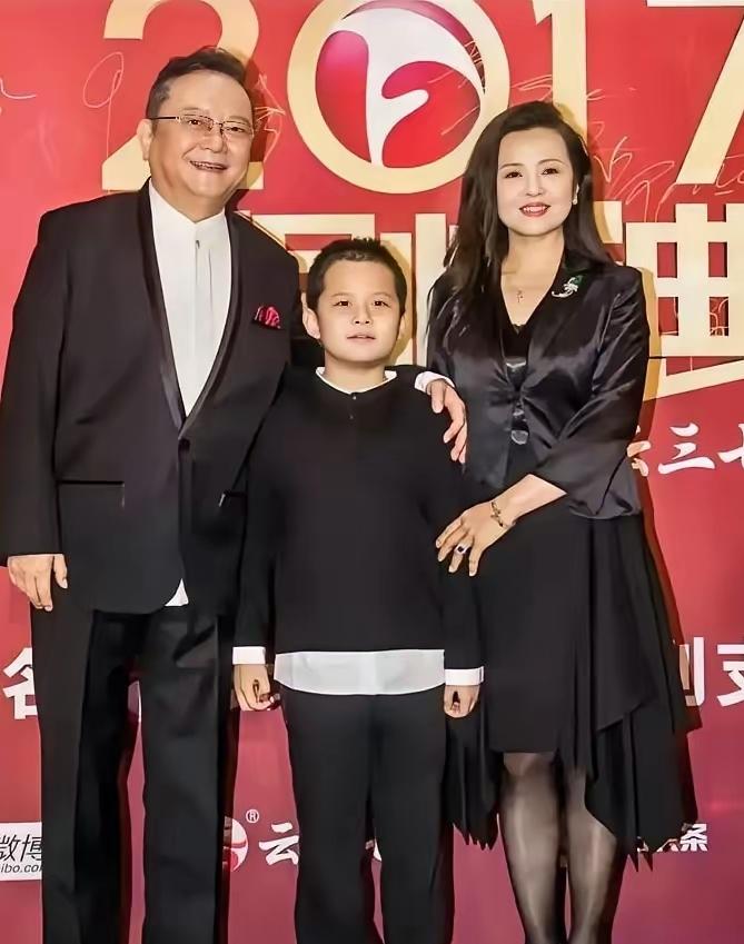 77岁的王刚，60岁的时候得了一子，本以为晚年可以安享清福，没想到现在17岁的儿