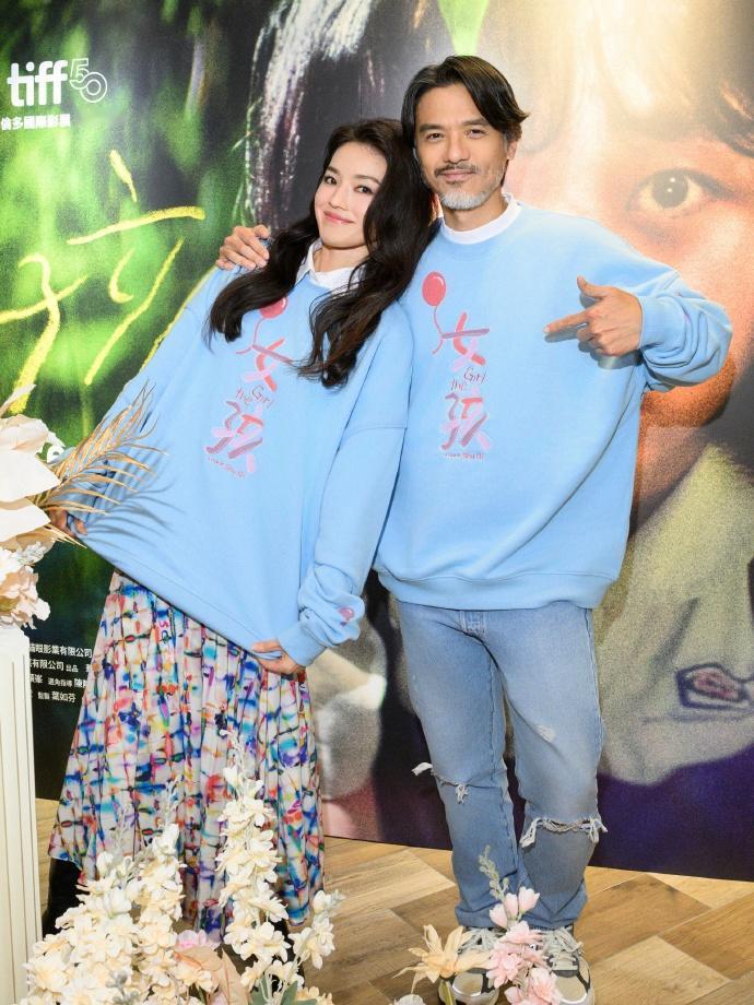 最近舒淇和冯德伦在出席活动的时候搭配的都很时尚，两位站在一起特别的般配。舒淇