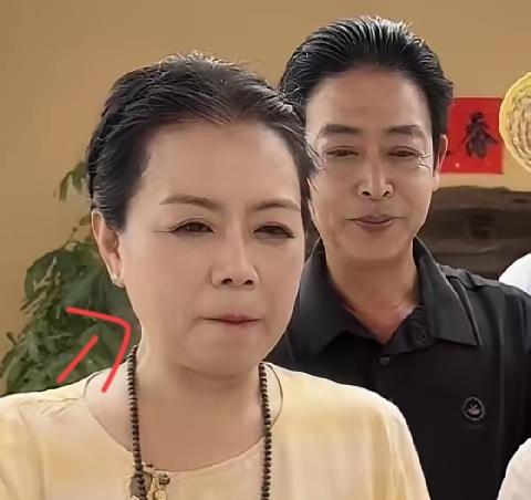 许敏今天在赣州直播时，脸上多半是严肃的，这可不光是支持队伍内部有变化那么简