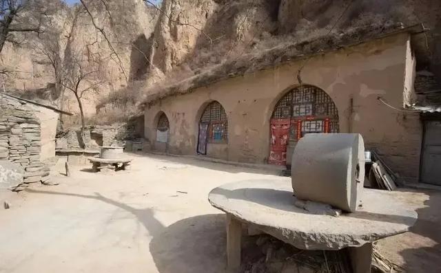 1972年，知青张援朝去看望干妹妹陈春玲，谁知，陈春玲红着脸说：“我这病，你娶我