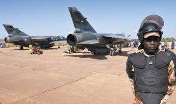 1987年，一非洲农民在打高尔夫球时，看到上空有五架战斗机撞毁，他正庆幸自己逃过