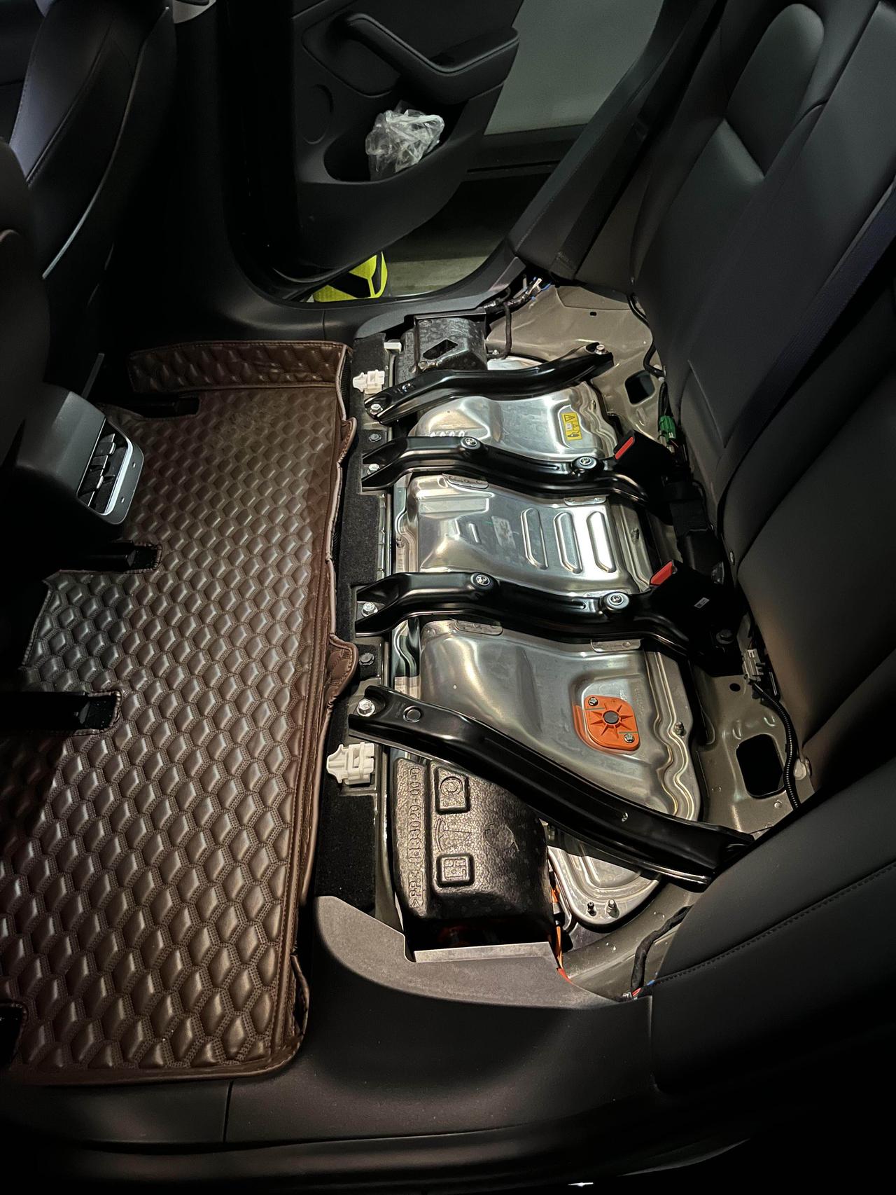 特斯拉model3床车根本不需要另外找平，卡扣一按，直接把第二排座椅垫取下来，靠