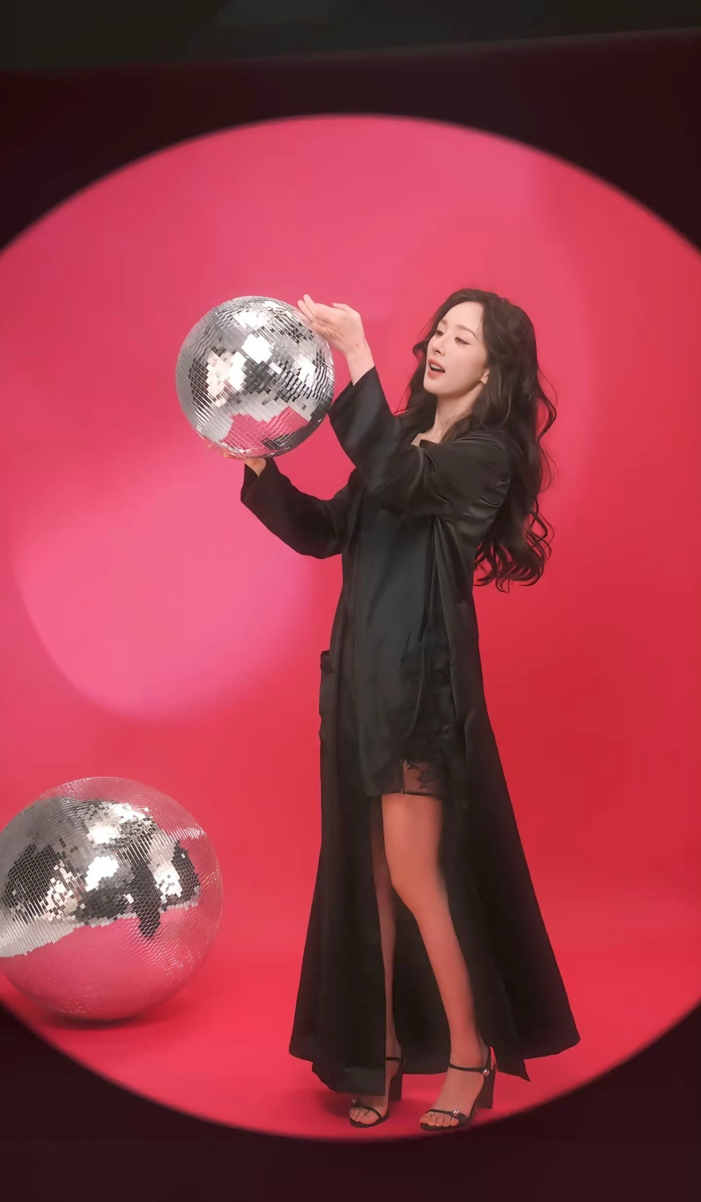 杨幂科普知识是自己瞎编的七夕幂幂的秘密幂幂性感黑色吊带睡衣搭配一字带高跟