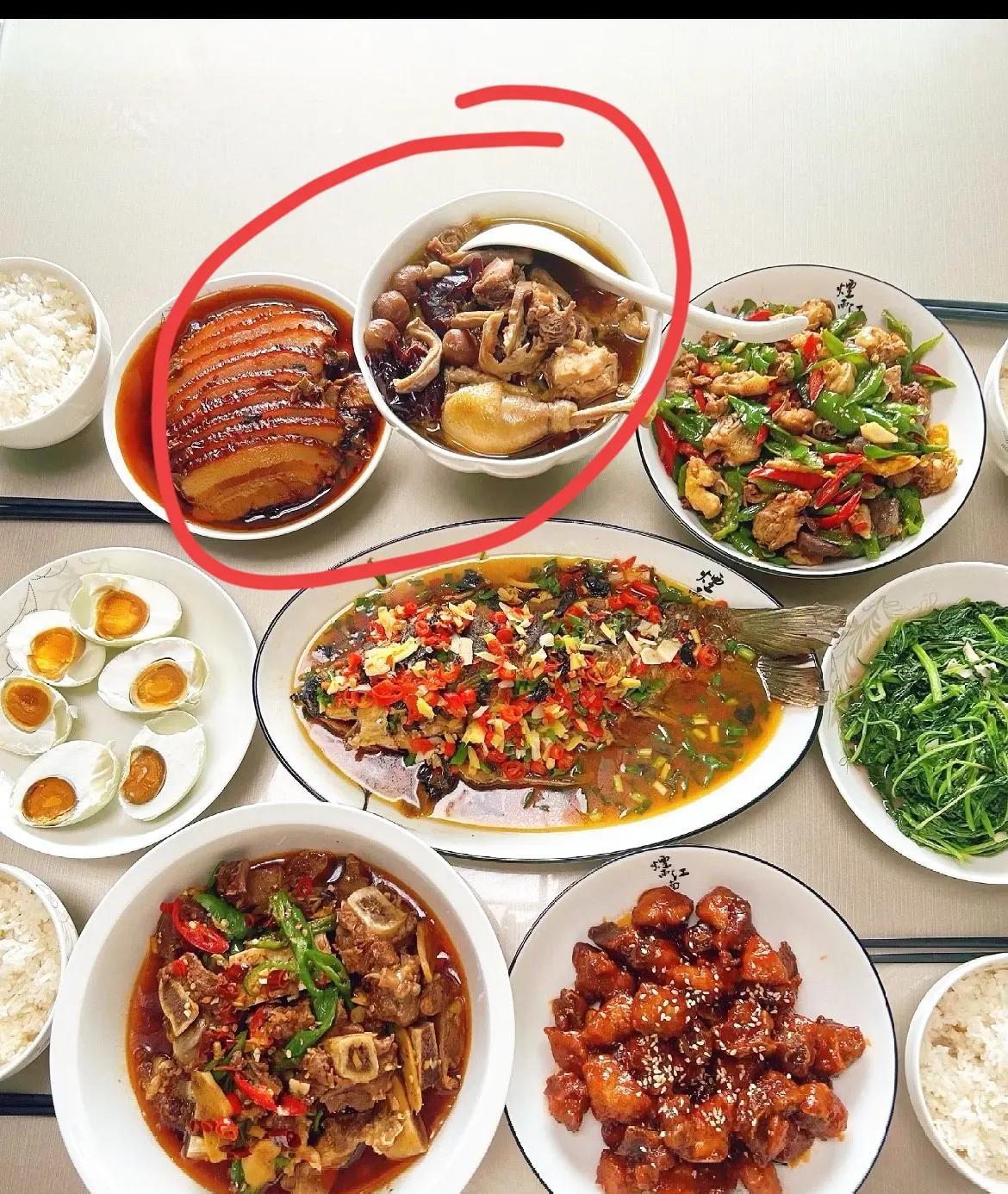 婆婆中午喊我上她家吃饭，一进门我就愣了，满满一桌子菜，全是老公和儿子爱吃的，