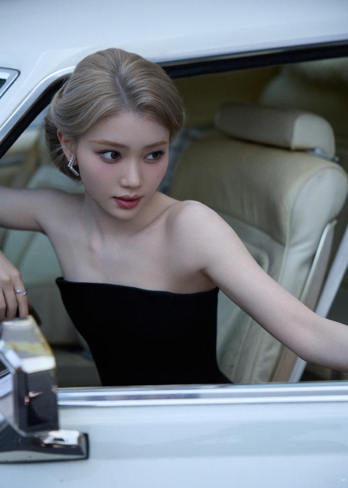 谁还分得清沈小婷和猫这只小婷喵可御可甜，打招呼信手拈来，完全就是猫咪本猫来的！