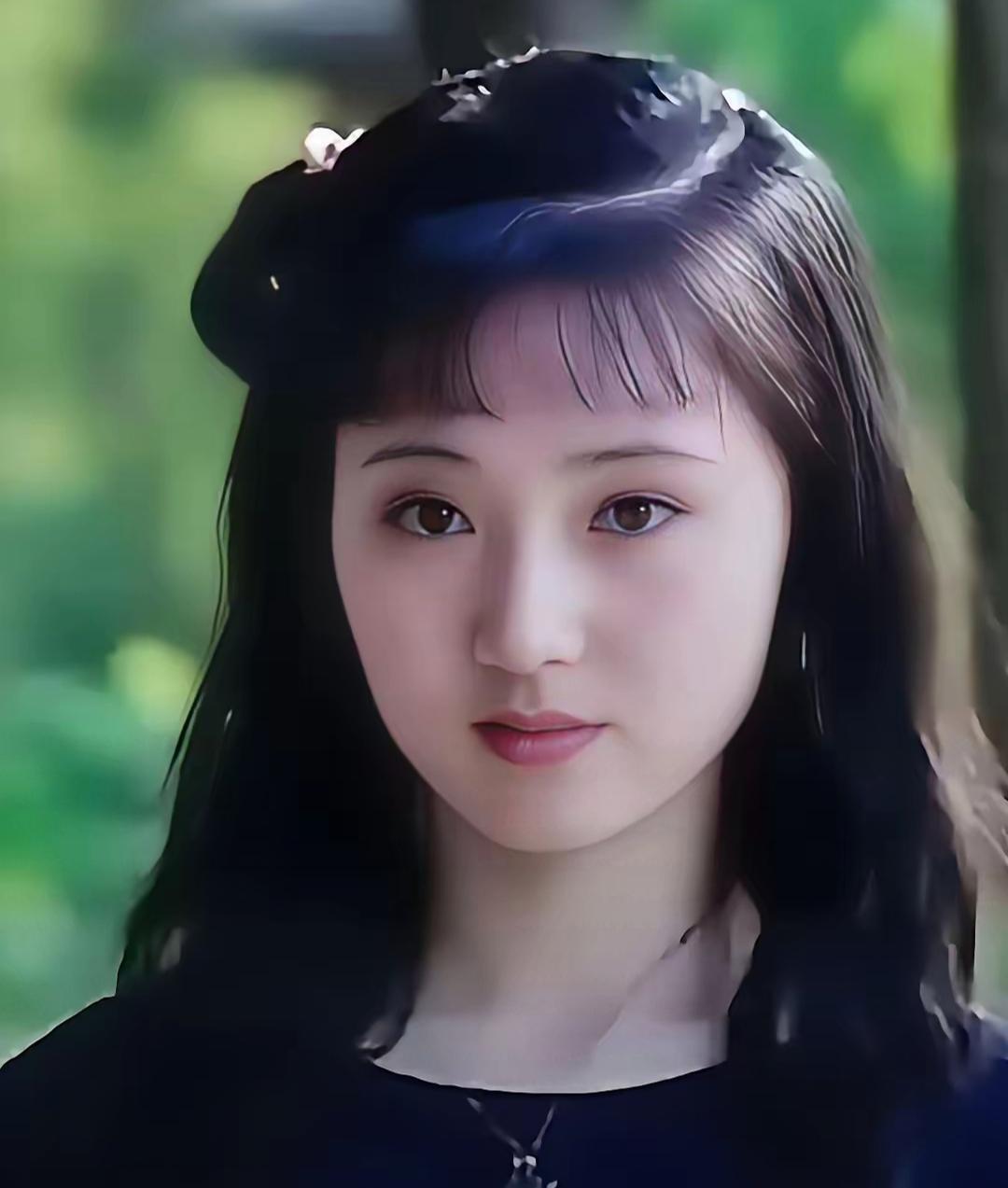 陈晓旭转世？她叫白陌，是福州一名高三艺考生。因其容貌酷似林黛玉扮演者陈晓旭，迅速