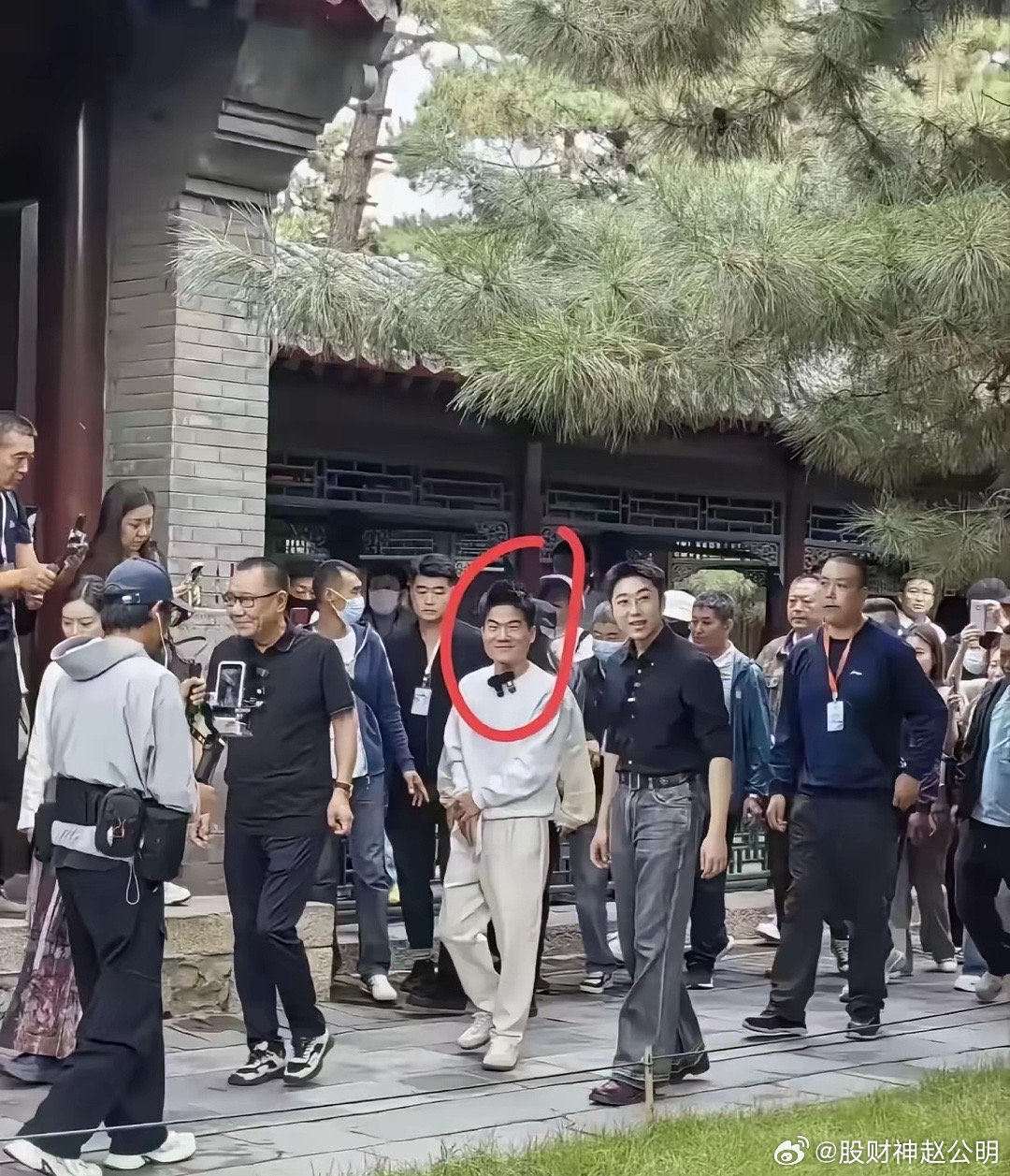 董宇辉，千万要守住初心啊，这种前呼后拥是很不得人心的，大家都痛恨。​​​