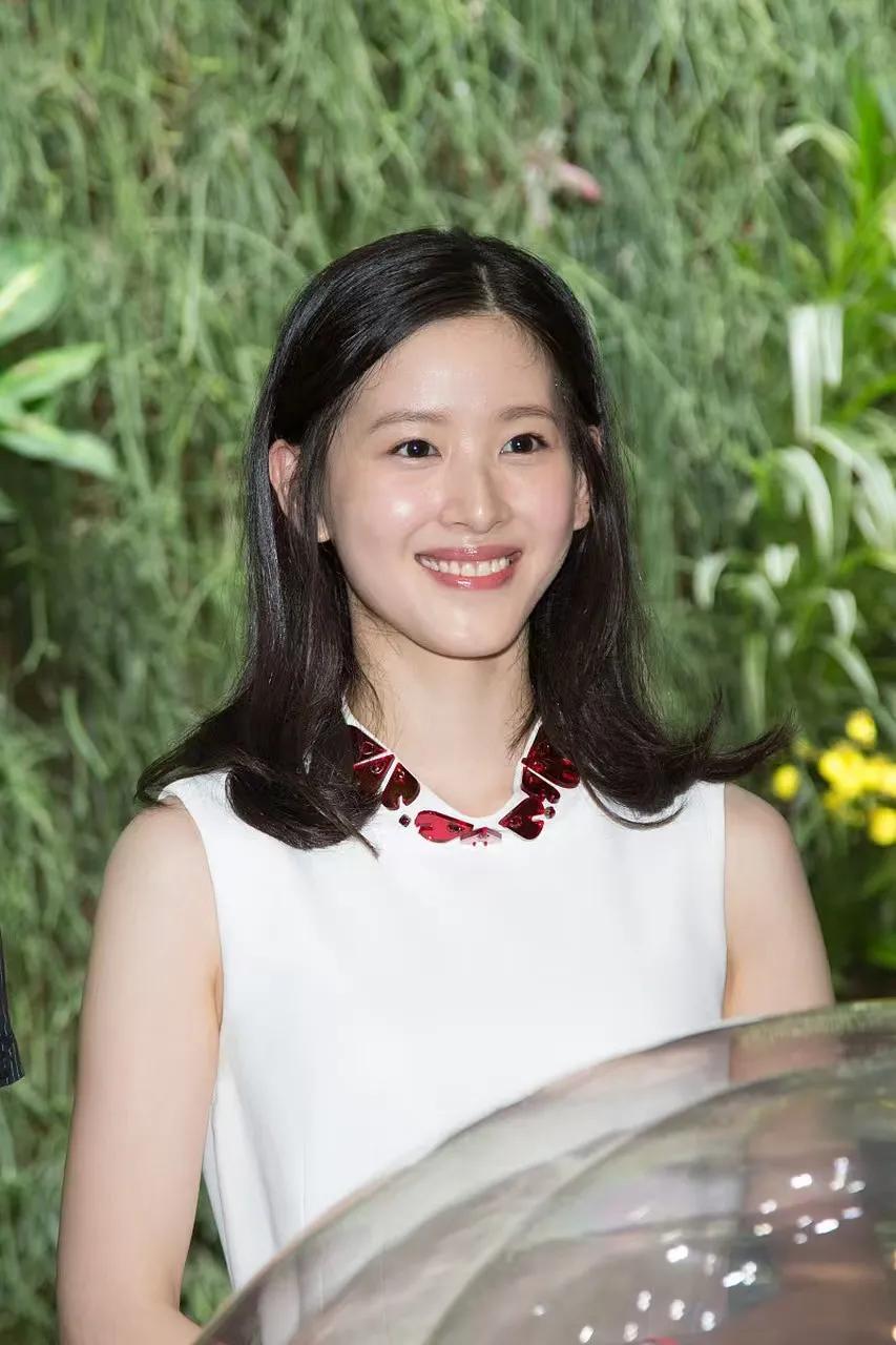 董袭莹和章泽天原来是校友，都毕业于哥伦比亚大学和巴纳德大学。她俩的区别是董袭莹避