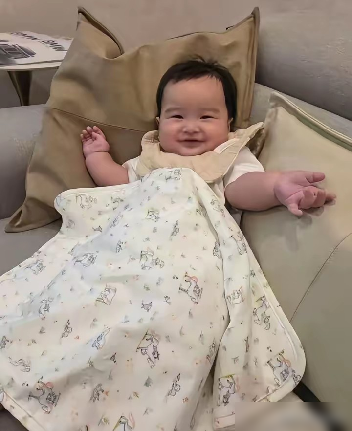 汪小菲老婆马筱梅，刚陪老公欧洲进修完，落地北京就去参加闺蜜生日趴了，关键是，汪小菲人没去。一看聚会照