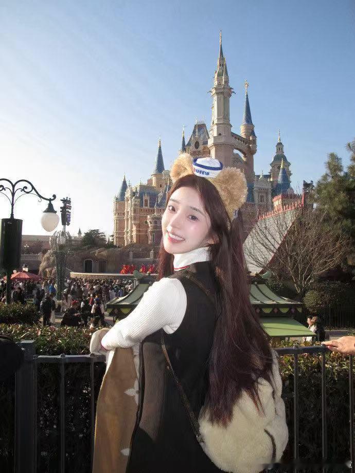 恋综女嘉宾撞脸张元英万万没想到恋综藏着小张元英，章梓馨摘下面具颜值炸裂，同款精致