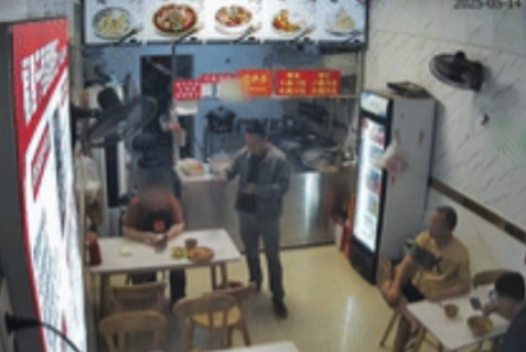 “这位民警火上人民日报了！”近日云南，休假的民警吃了一碗价值“30万元的馄饨”！