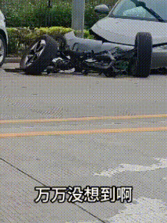 这是啥情况，怎么还跪下了呢？简直是闪瞎我的钛合金双眼。网友5月30日发布视频，