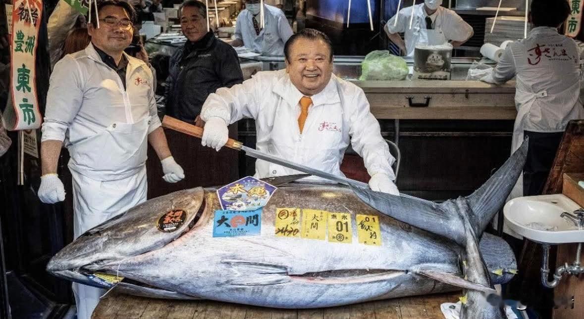 图片中的人是木村清(KiyoshiKimura)，他是日本知名寿司连锁店“寿