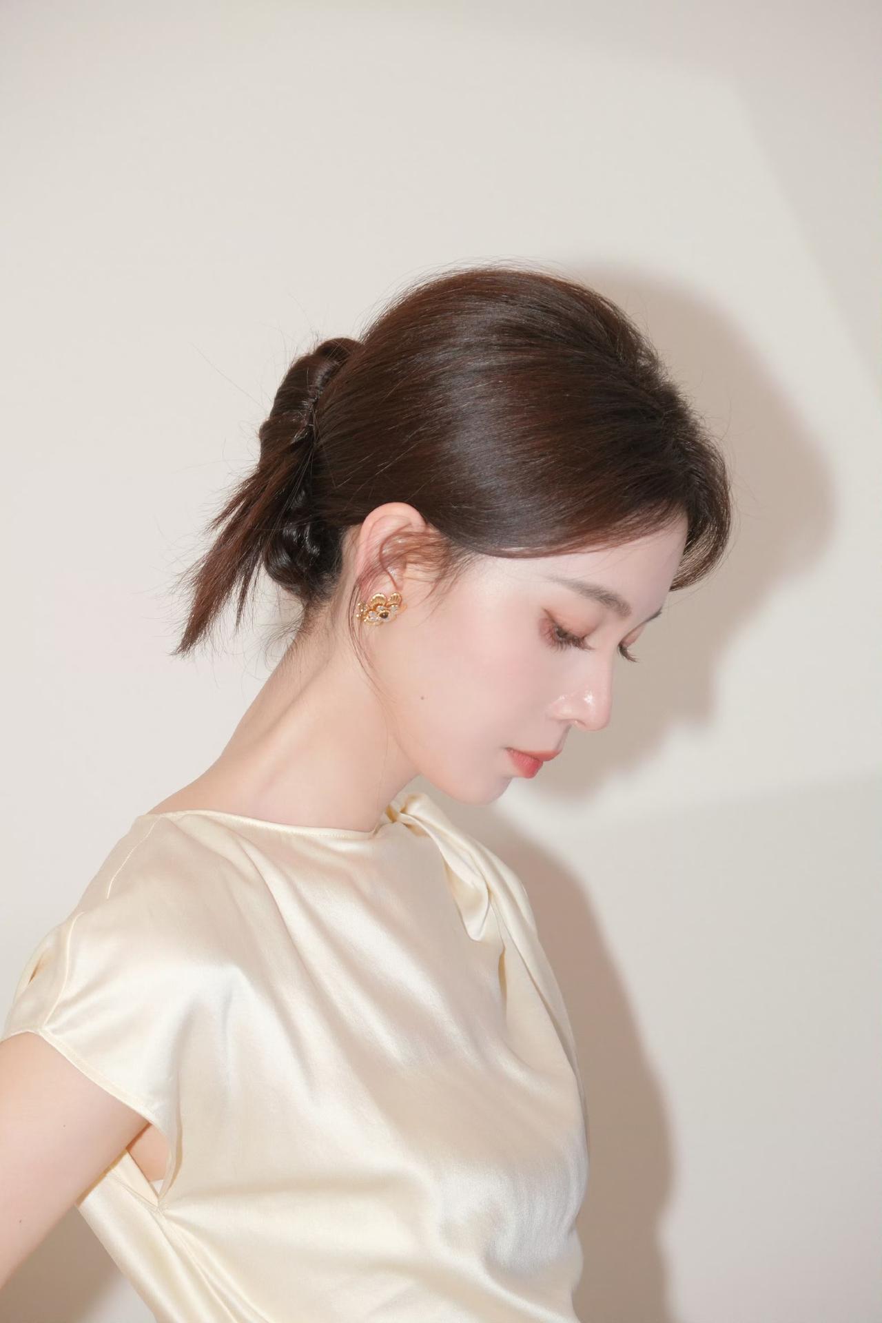一袭黄裙，一身清辉😘陈瑶